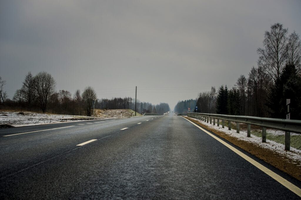 Sniega un apledojuma dēļ braukšanas apstākļi apgrūtināti lielākajā daļā Latvijas