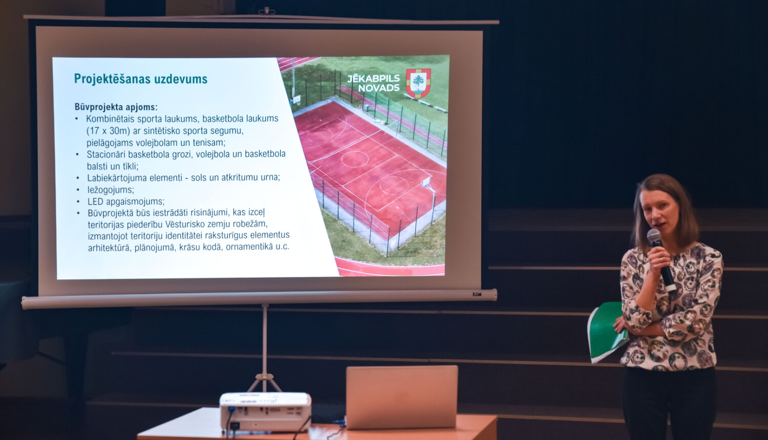 Iedzīvotājus iepazīstina ar multifunkcionālā sporta laukuma izveidi Salas ciemā