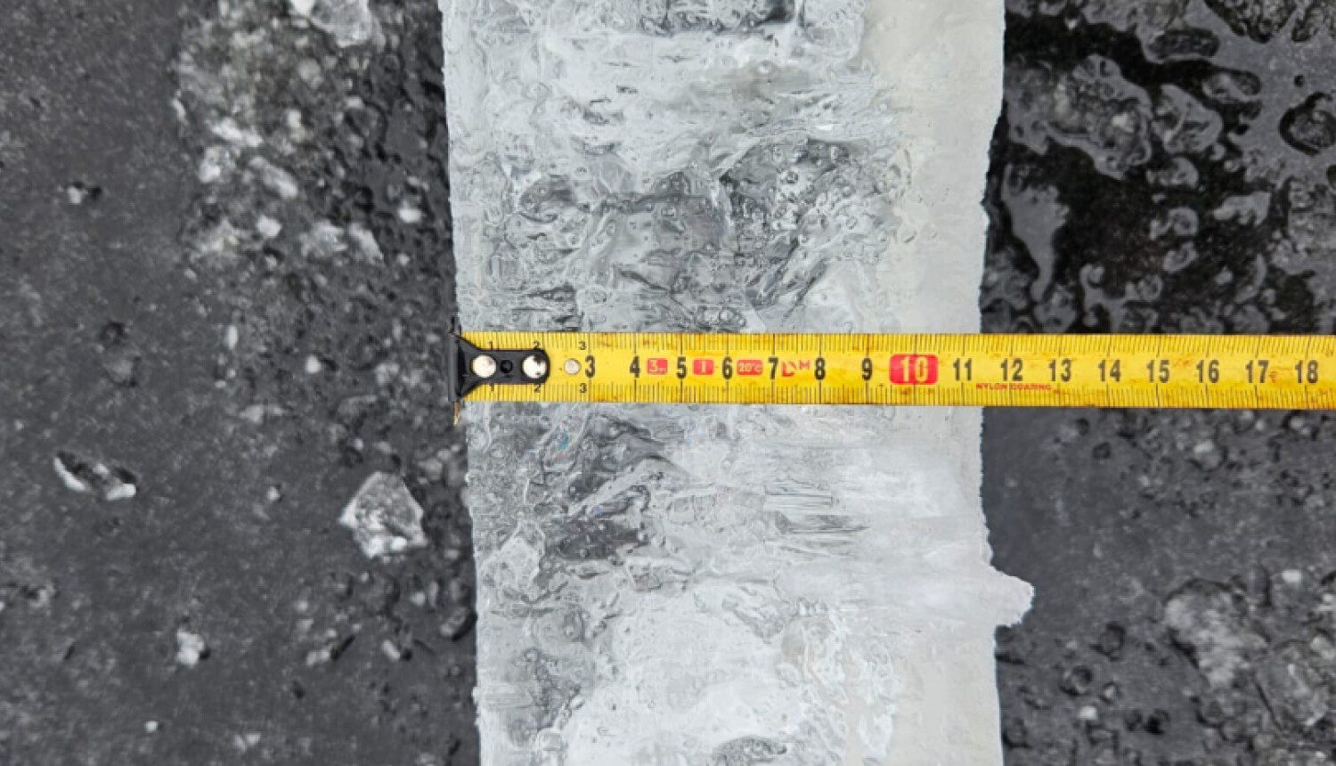 Biezākais ledus Piksteres ezerā – 12 centimetri