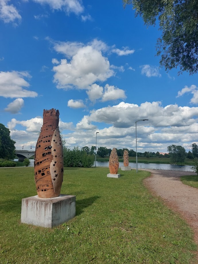 Otrdien saule mīsies ar mākoņiem