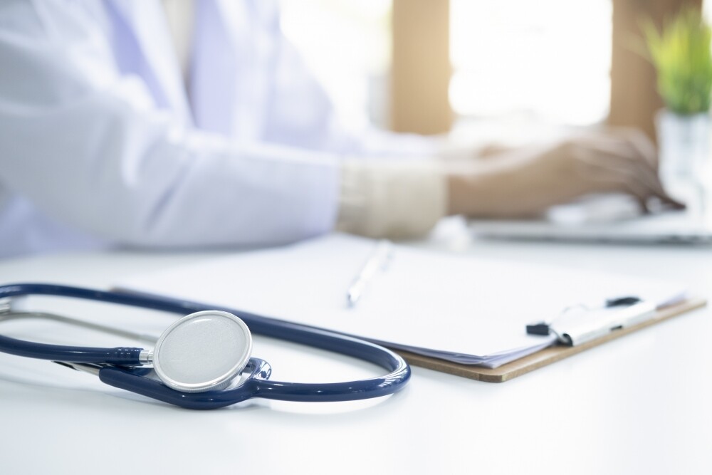 Slimības pabalstu izmaksas piecos mēnešos augušas līdz 153 miljoniem eiro