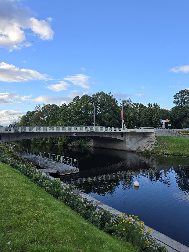 Sestdien saule mīsies ar mākoņiem