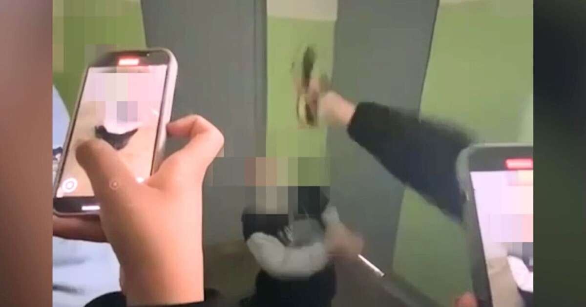Jēkabpilī pusaudze sper meitenei pa seju