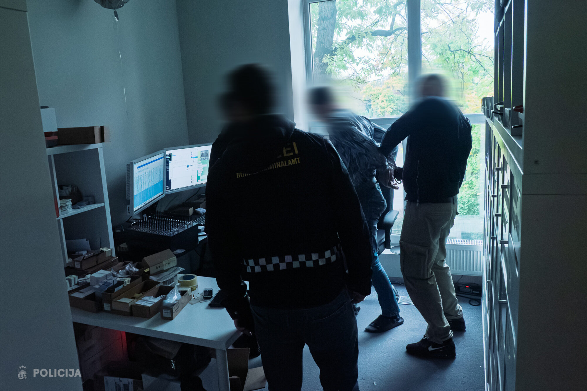VIDEO: policija aiztur vērienīgu telefonkrāpnieku grupu