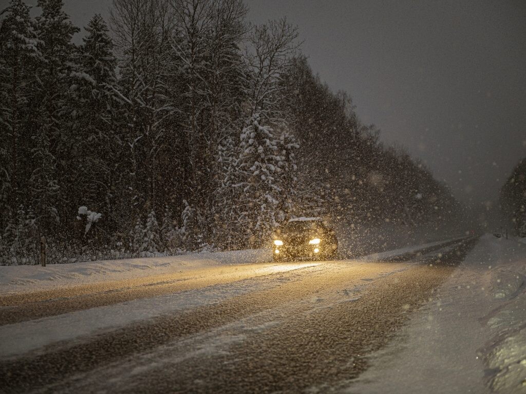 Šorīt Zemgalē autoceļi sniegoti un apledo, strādā 121 ziemas tehnikas vienības