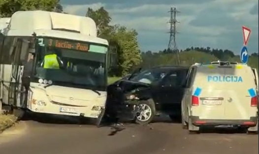 Dzērājšoferis bēg no policijas un ietriecas autobusā